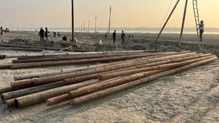 Magh Mela 2026 प्रयागराज में तीन जनवरी से माघ मेले का आरंभ होगा लेकिन सेक्टर चार में अभी बिजली के पोल नहीं लगाए गए हैं। जागरण