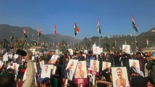 मंडी में जनसंकल्प सम्मेलन में सीएम सुक्खू के पोस्टर लिए लोग। जागरण
