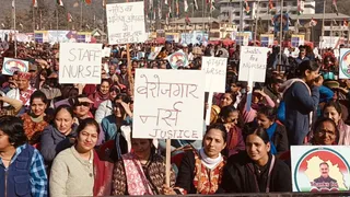 मंडी में सरकार के कार्यक्रम में बेरोजगारी के पोस्टर लिए नर्सिंग प्रशिक्षु। जागरण