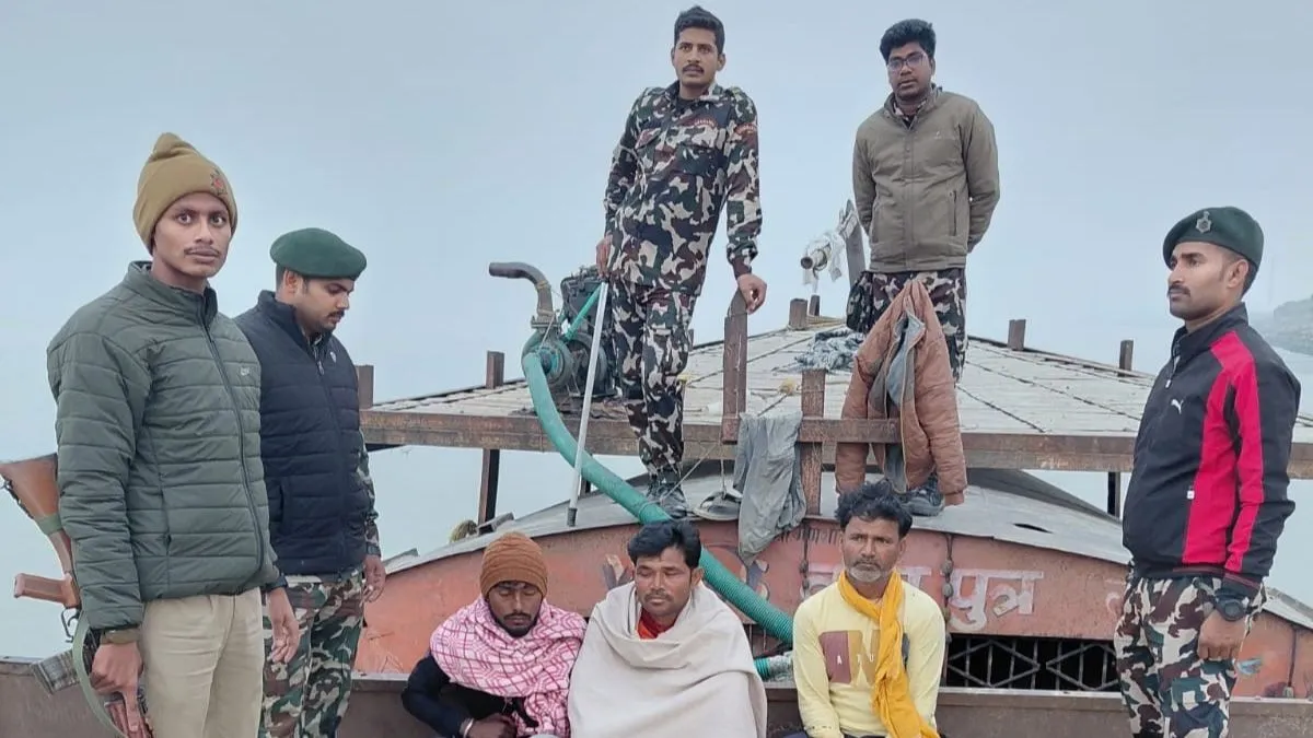 पटना में अवैध बालू खनन रोकने को तीसरे दिन भी मनेर में छापेमारी; तीन नाव जब्त, 7 गिरफ्तार
