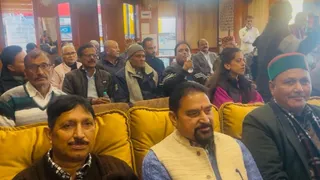 शिमला में वीरवार को बैठक के दौरान पेंशनर्स संघ के पदाधिकारी। जागरण