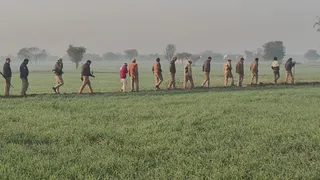गोवर्धन में गुरुवार सुबह गांवों की घेराबंदी करती पुलिस।