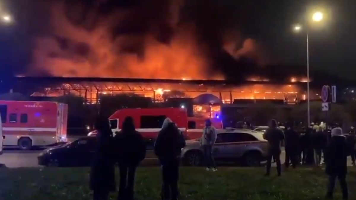 massive fire broke out in a large market in st petersburg russia