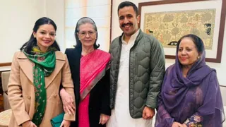दिल्ली में सोनिया गांधी के साथ दिवंगत वीरभद्र सिंह का परिवार।