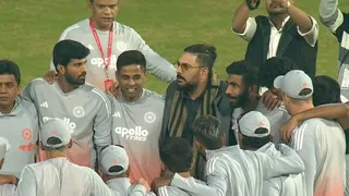 टीम के साथ नजर आए युवराज।
