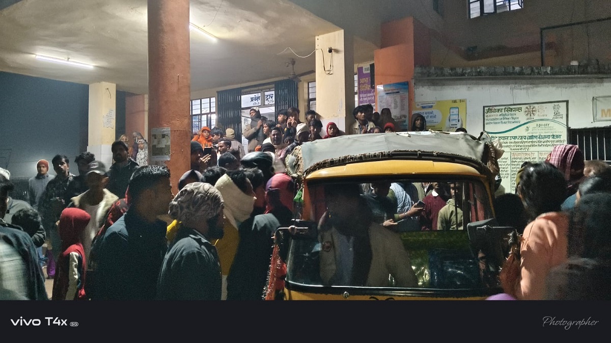 an accident occurred in sitamarhi a truck and a bus collided in sursand killing both drivers and injuring a dozen passengers