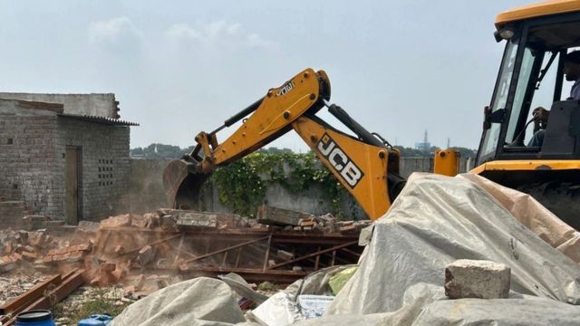 कांठ मुरादाबाद मार्ग पर चल रहे सड़क चौड़ीकरण कार्य को रुकवाया,  JCB मशीन सीज
