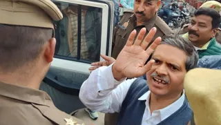 मेडिकल कॉलेज देवरिया से स्वास्थ्य परीक्षण के बाद बाहर निकलते पूर्व आइपीएस अमिताभ ठाकुर। जागरण