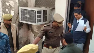 महर्षि देवरहा बाबा मेडिकल कालेज की इमरजेंसी से स्वास्थ्य परीक्षण के बाद बाहर निकलते पूर्व आइपीएस अमिताभ ठाकुर। जागरण