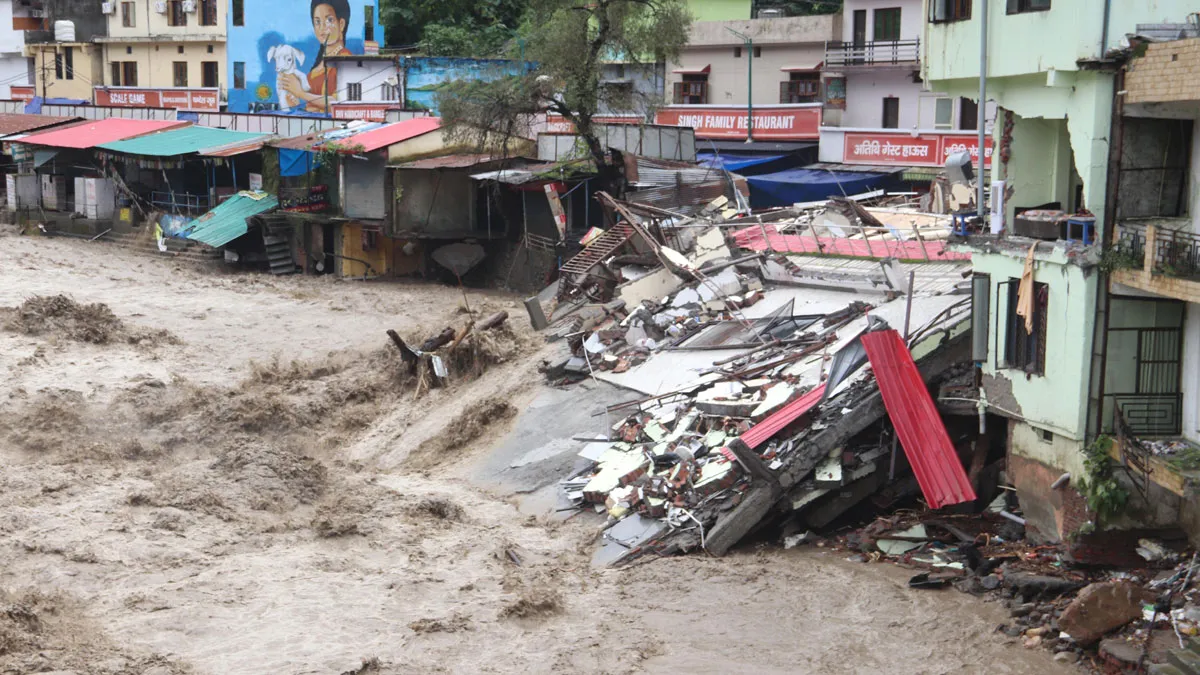 मानसून की तबाही के बाद जागा सिस्टम, देहरादून में सख्ती; खुद नहीं हटाए अवैध कब्जे तो चलेगा बुलडोजर