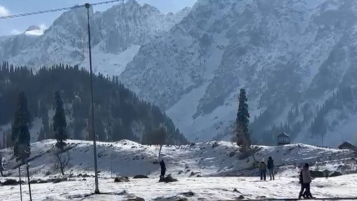 https://www.jagranimages.com/images/2025/12/11/article/image/jammu_kashmir_snowfalls-1765421575974.jpg