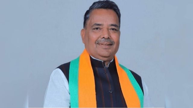 यूपी में निर्माणाधीन परियोजनाओं का काम 31 तक हो पूरा, मंत्री जयवीर सिंह ने समीक्षा बैठक में दिए निर्देश