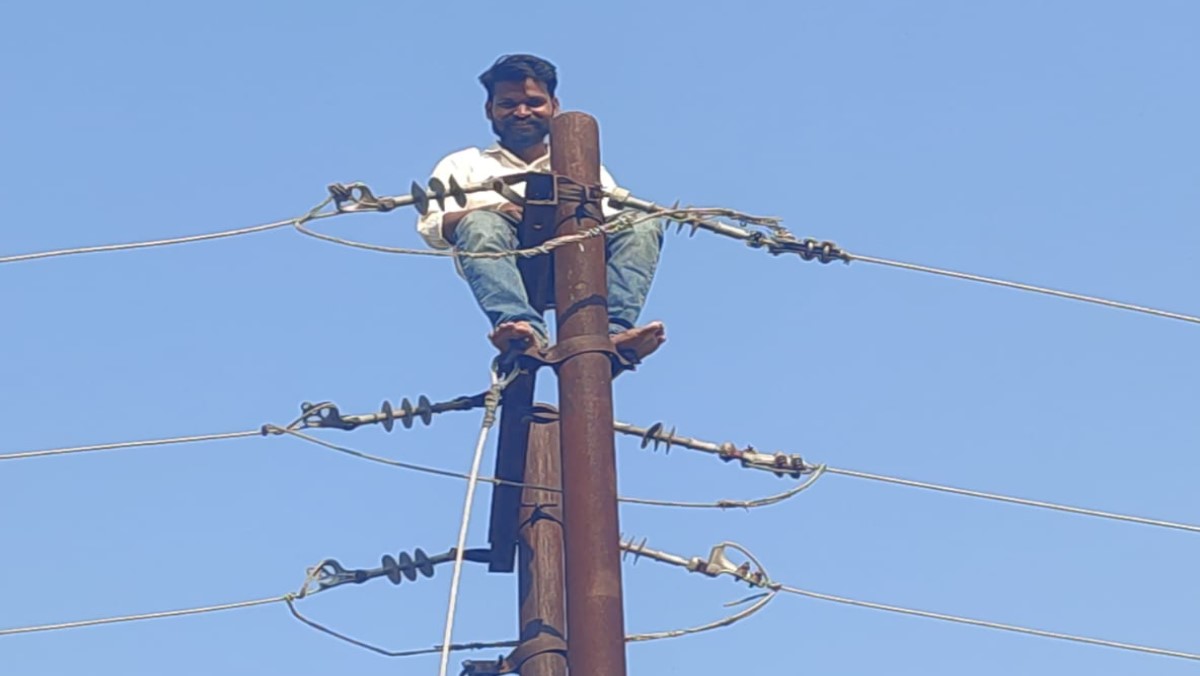 sonbhadra contract worker attempts suicide after job loss