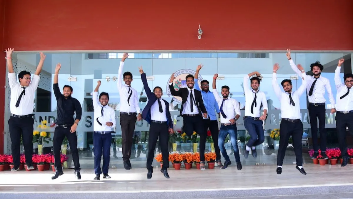 UP: निजी संस्थानों में बीबीए- बीसीए की फीस 54,100 रुपये तय, मनमानी पर लगेगी राेक