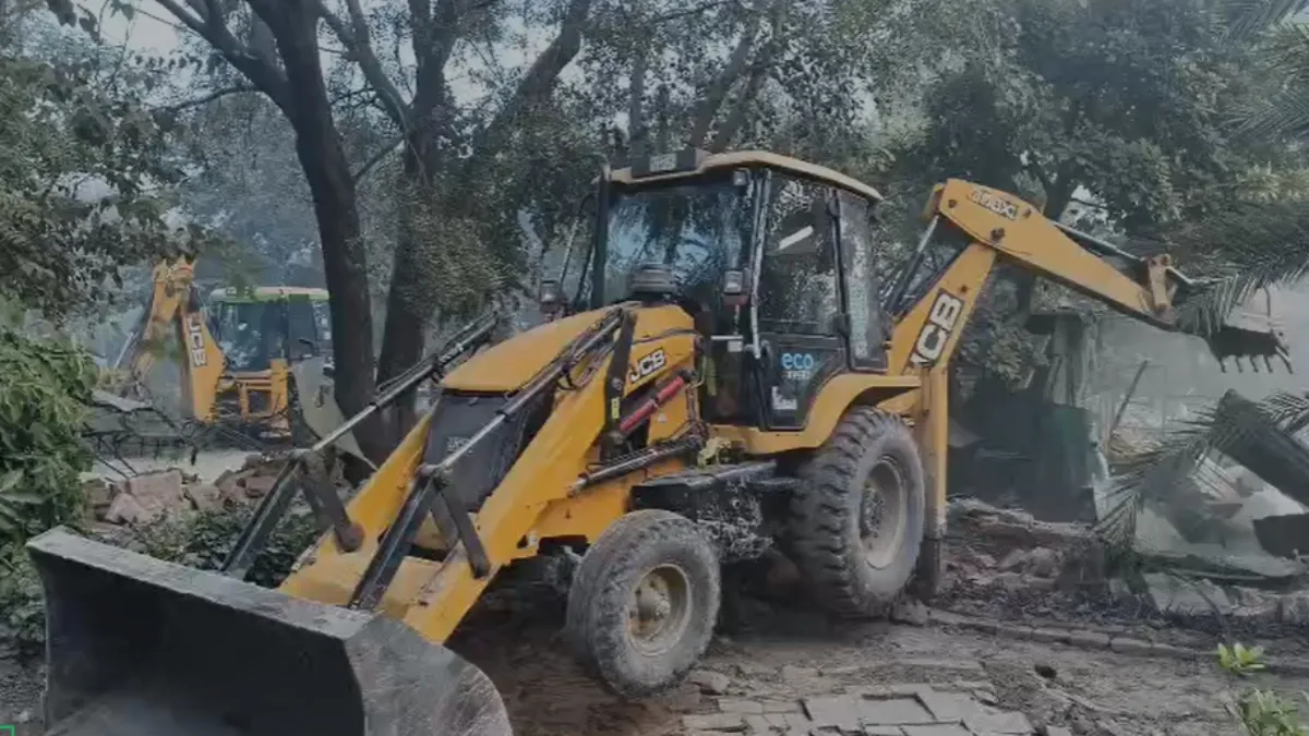 दिल्ली में बुलडोजर एक्शन, इस इलाके में जमकर गरजा पीला पंजा, करोड़ों की आलीशान कोठी जमींदोज 
