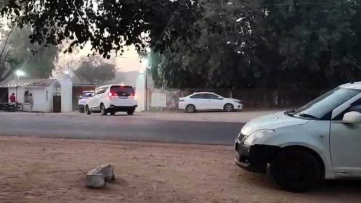 छतरपुर में कांग्रेस के पूर्व विधायक की फैक्ट्री पर आयकर विभाग का छापा, गाड़ियों पर शादी के स्टीकर लगाकर पहुंची टीम
