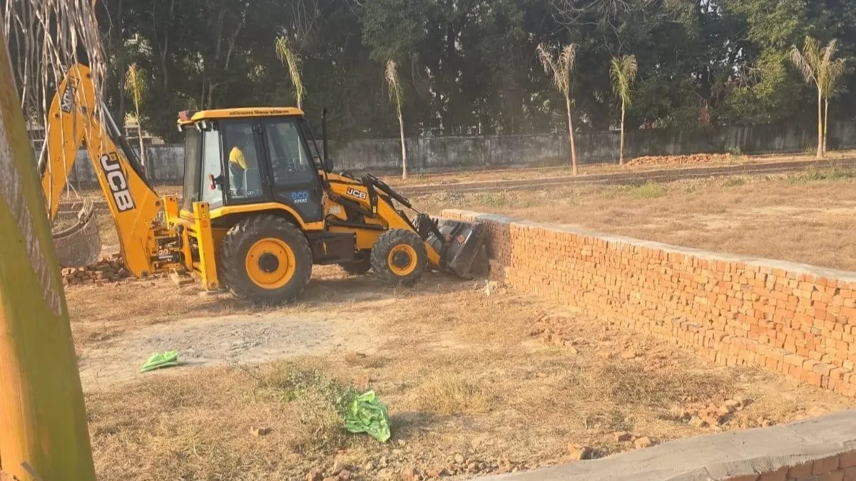 गाजियाबाद में जीडीए का एक्शन, 26 बीघा क्षेत्र में बनी अवैध कालोनियां जमींदोज
