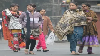 घर से बाहर कुछ ज्यादा ही सता रही सर्दी।