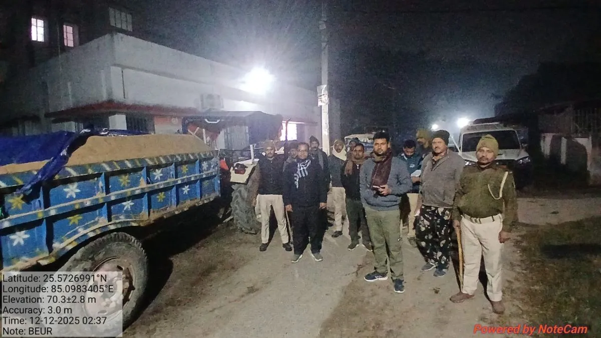 पटना में ताबड़तोड़ कार्रवाई के बाद भी नहीं थम रहा बालू का अवैध कारोबार; 9 ट्रॉली जब्त, एक गिरफ्तार
