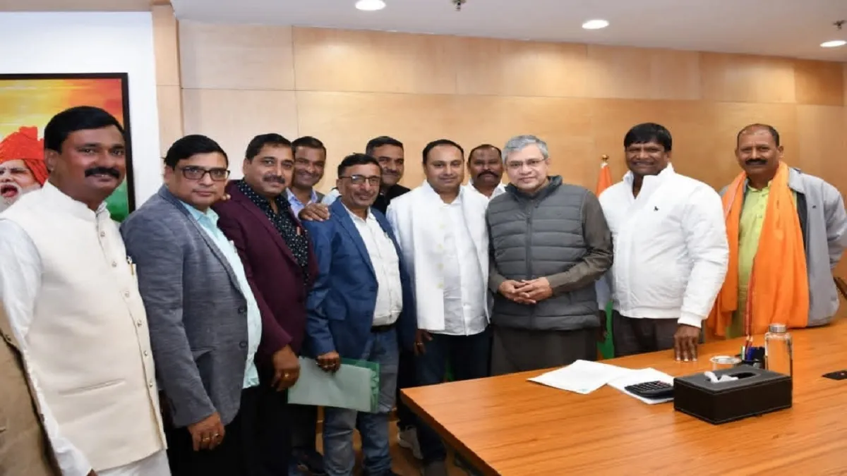 Rail Minister Ashwini Vaishnaw से मिले धनबाद के भाजपा सांसद ढुलू महतो: बेंगलुरु, नागपुर, हैदराबाद, जोधपुर व भोपाल के लिए ट्रेन सेवा पर की बात 
