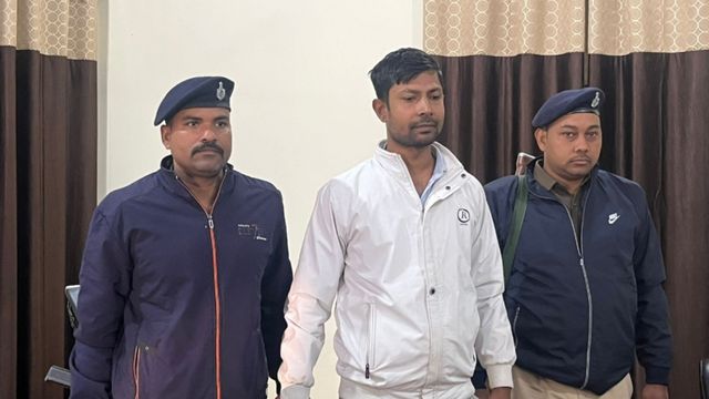 Rohtas News: 14000 रुपये रिश्वत लेते बीआरसी का डेटा ऑपरेटर गिरफ्तार, बीईओ फरार
