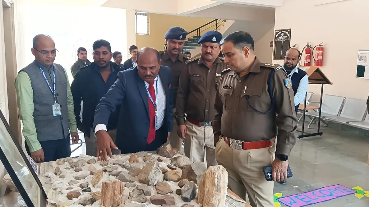 Digital Arrest Fraud पर मॉडल कॉलेज राजमहल के छात्रों को साहिबगंज एसपी ने किया अलर्ट, कहा-किसी भी अज्ञात कॉल पर न करें विश्वास