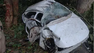 गडप्पू के पास हुए हादसे में क्षतिग्रस्त कर। जागरण