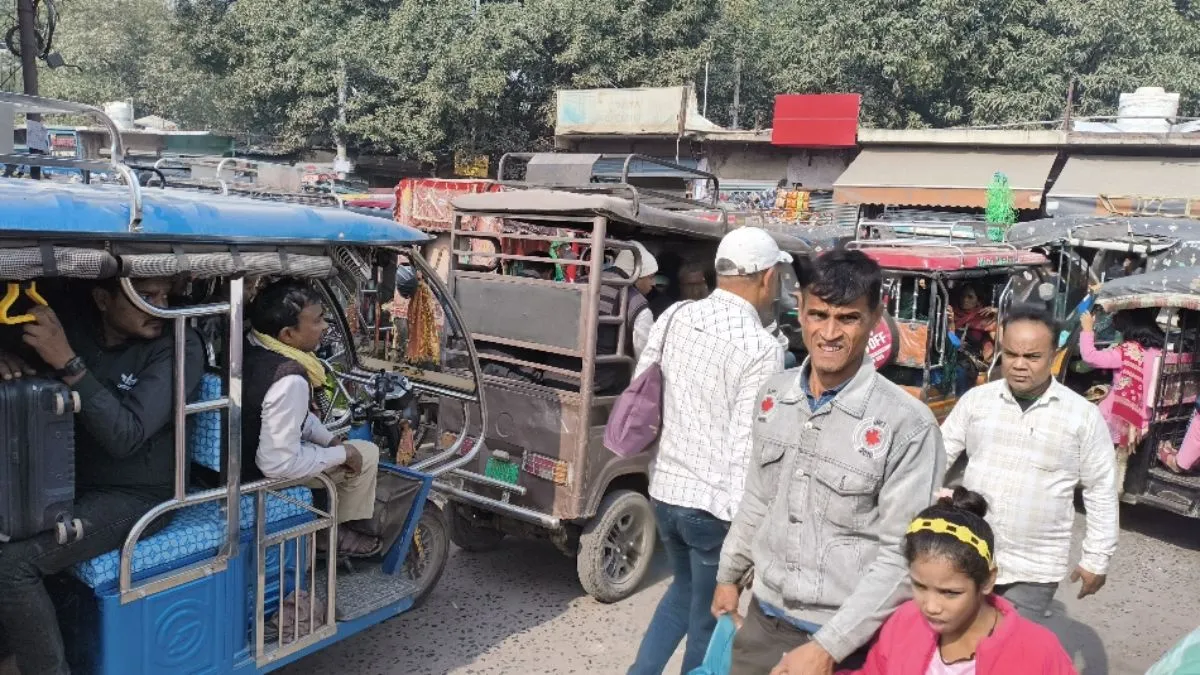 आरा जंक्शन पर ऑटो चालकों की मनमानी से परेशान यात्री, मनमानी पार्किंग के कारण छूट रही ट्रेनें