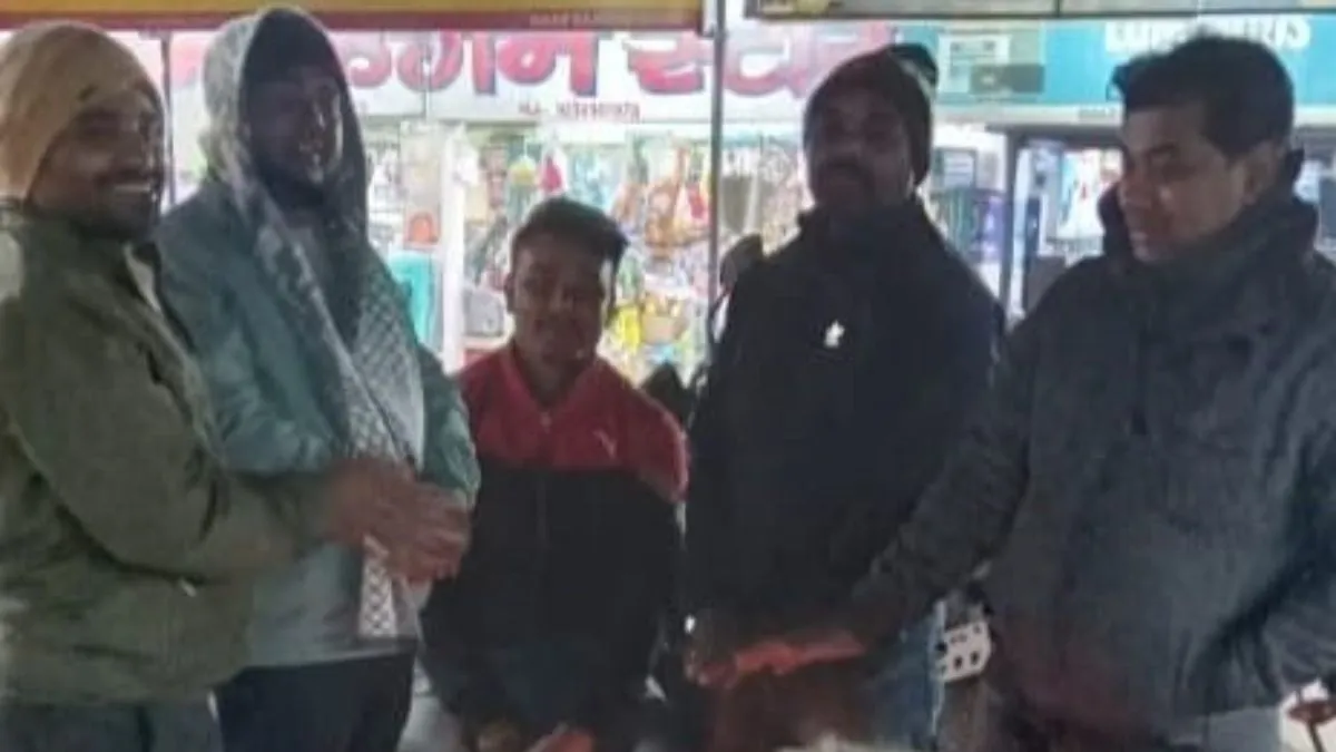 ठंड से ठिठुर रहा चंद्रपुरा, न अलाव पर्याप्त न कंबल; बच्चे-बुजुर्ग सबसे ज्यादा परेशान