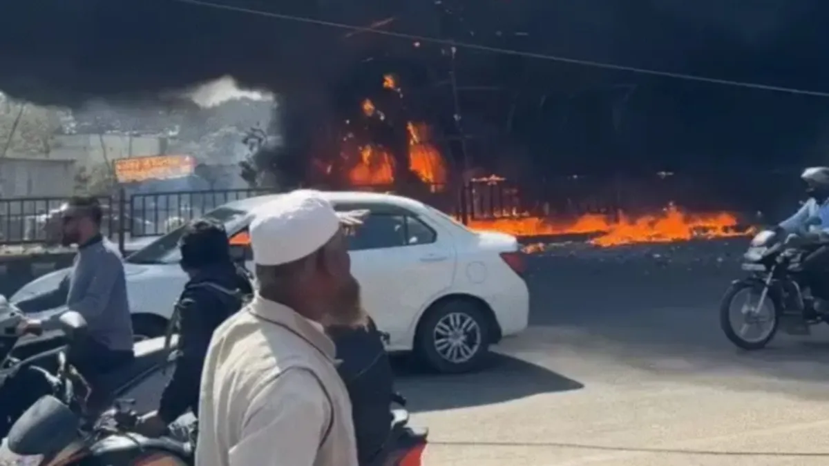Bhopal में लालघाटी फ्लाईओवर के नीचे लगी भीषण आग, मिनटों में आसमान पर छाया काले धुंए का गुबार
