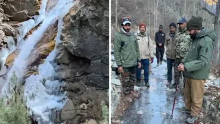 गंगोत्री नेशनल पार्क क्षेत्र में आंशिक रूप से जमा झरना। वहीं, गोत्री-गोमुख ट्रेक पर जमी हुई पानी की धारा के ऊपर गश्त को निकली पार्क की टीम। स्रोत पार्क प्रशासन