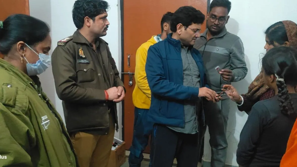 सीतापुर में KGBV की 8 छात्राओं के बीमार मामले में DM ने बनाई जांच समिति, 24 घंटे में सौंपेगी रिपोर्ट