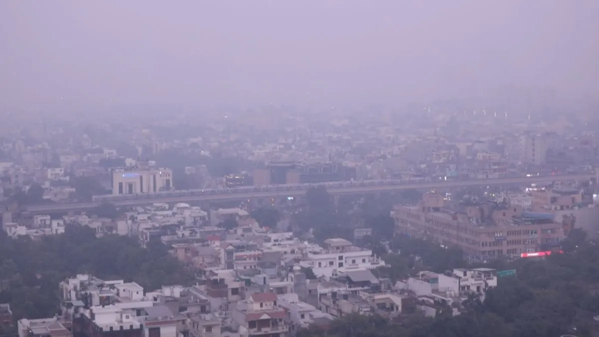 नोएडा देश का दूसरा सबसे प्रदूषित शहर, AQI 395 के बाद भी पानी का छिड़काव बंद; नियमों की उड़ रही धज्जियां
