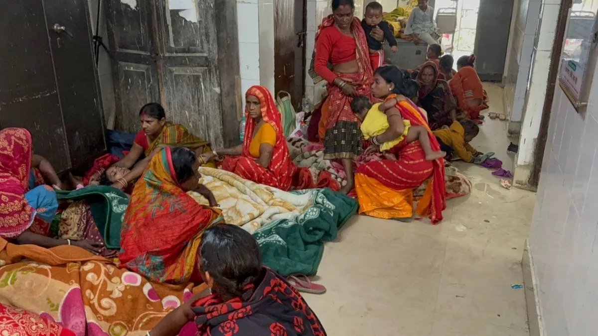 PHC में ऑपरेशन के बाद ठंड में जमीन पर लेटने को मजबूर महिलाएं, बेड-गद्दे तक की व्यवस्था नहीं