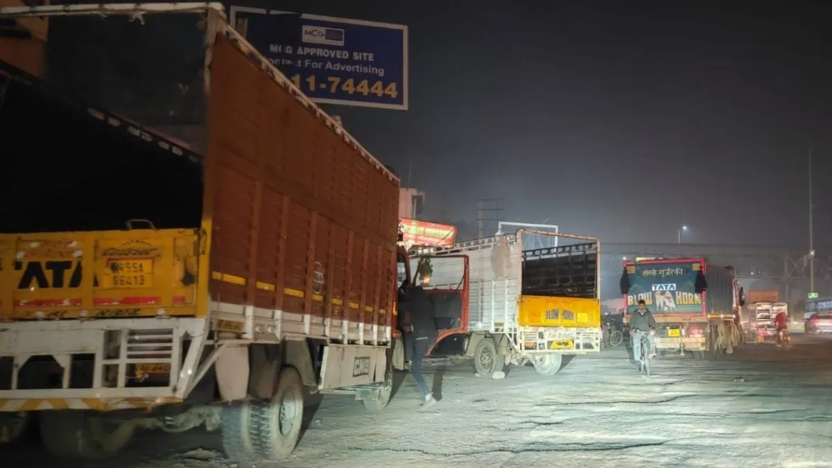 डीजीपी का आदेश फेल! हाईवे और एक्सप्रेसवे पर खड़े ट्रकों से मौत का खतरा जस का तस; पुलिस की लापरवाही आई सामने