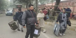 मतदान केंद्रों के लिए रवाना होते हुए पोलिंग स्टॉफ।