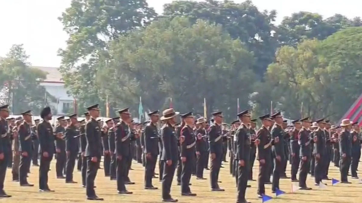 VIDEO: युवा अफसरों ने गाया ‘कदम-कदम बढ़ाए जा, खुशी के गीत गाए जा, ये जिंदगी है कौम की’, हर कोई भर उठा जोश से
