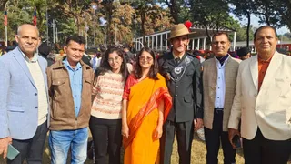देहरादून में शनिवार को हुई आईएमए की पासिंग आउट परेड में लेफ्टिनेंट बनने के बाद सानिध्य बौठियाल स्वजन के साथ : साभार स्वजन