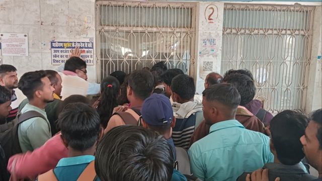 महराजगंज में जनरल टिकट लेने में यात्रियों को हो रही परेशानी, लंबी लाइन लगने से छूट जाती हैं ट्रेनें
