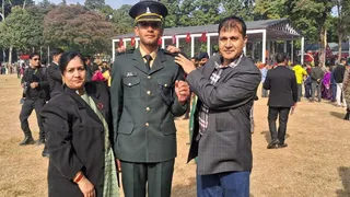 देहरादून में आइएमए की पासिंग आउट परेड के बाद अपने पुत्र को बैज लगाते रोहित के माता-पिता। जागरण