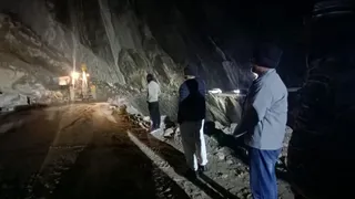 टनकपुर-पिथैरागढ़ हाईवे पर शनिवार को भी रात आठ बजे से सुबह छह बजे तक बंद रही आवाजाही. Jagran