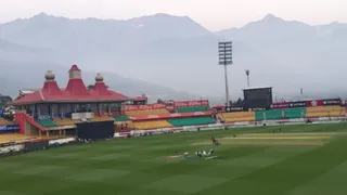 एचपीसीए का धर्मशाला स्थित क्रिकेट स्टेडियम। यहां बादल छाए हुए हैं। जागरण