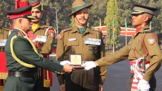 आइएमए की पासिंग आउट परेड के बाद भोपाल निवासी निष्कल द्विवेदी को स्वर्ण पदक प्रदान करते थल सेना प्रमुख जनरल उपेन्द्र द्विवेदी। जागरण