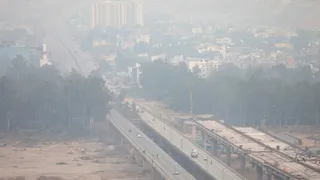 जम्मू-श्रीनगर नेशनल हाइवे पर छायी धुंध। फोटो - पीटीआई