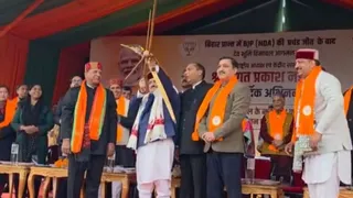 हिमाचल भाजपा नेताओं ने जेपी नड्डा को धनुष व तीर देकर सम्मानित किया।