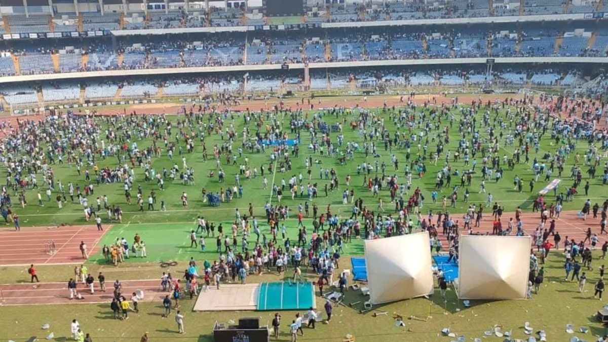 45 हजार का टिकट, मेसी की एक झलक तक न मिली, आगबबूला फैंस ने कुर्सियां तोड़ी, बोतलें फेंकी