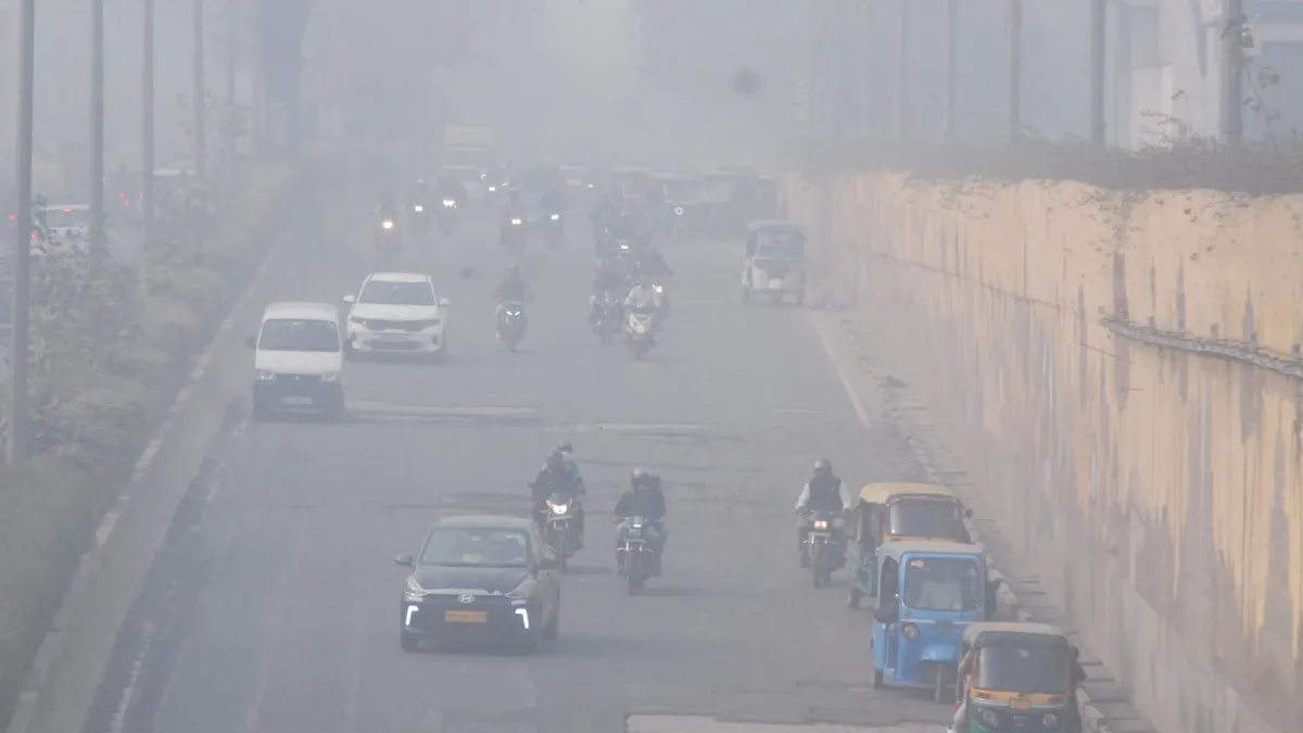 नोएडा में लोगों को सांस लेना हुआ मुश्किल, AQI 455 पहुंचने के बाद ग्रेप-3 लागू; निर्माण कार्य ठप
