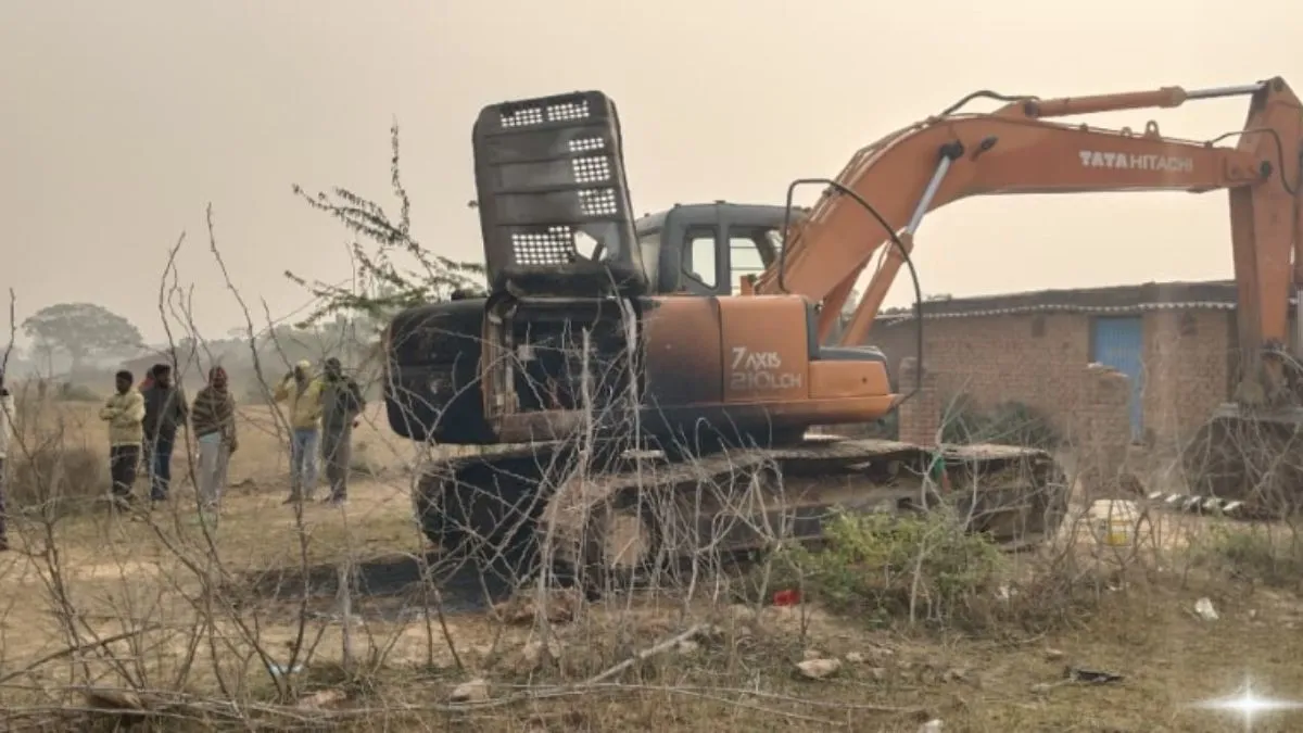 Gaya News: रात के अंधेरे में बदमाशों का आतंक, तालाब निर्माण के लिए मंगाई गई मशीन में लगाई आग