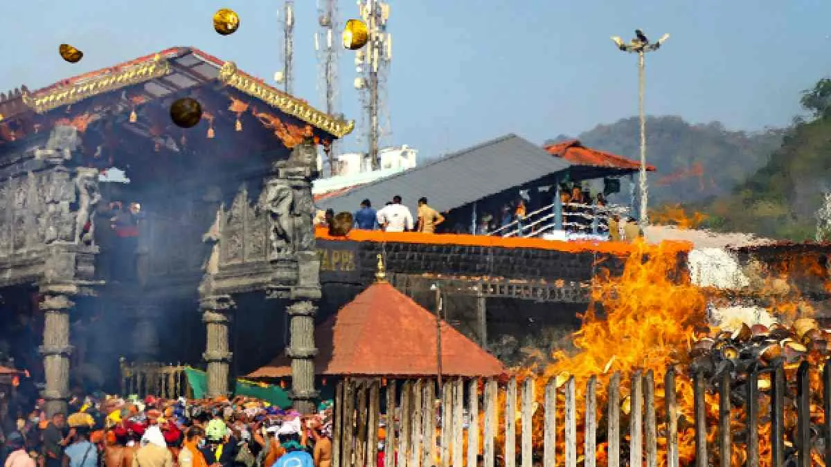 सिर पर इरुमडी, हजारों की भीड़ और घंटों इंतजार; भगवान अयप्पा के दर्शन के लिए सबरीमाला में जुटे भक्त सिर पर इरुमडी, हजारों की भीड़ और घंटों इंतजार; भगवान अयप्पा के दर्शन के लिए सबरीमाला में जुटे भक्त