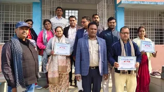 प्रशस्ति पत्र के साथ शिक्षक